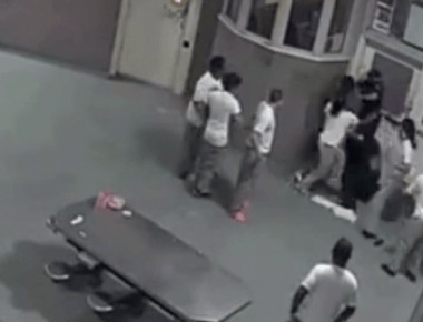 Άγριο ξύλο μεταξύ φυλακισμένων - δεσμοφυλάκων στο Σικάγο! (βίντεο)